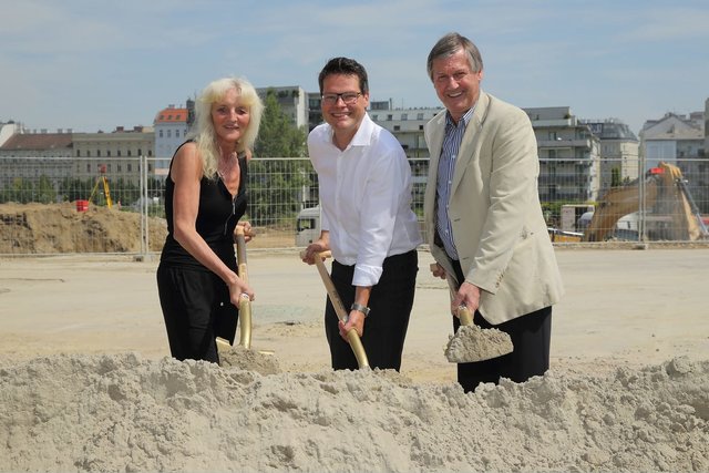 Bezirksvizin Susanne Wessely, Stadtrat Jürgen Czernohorszky und Bezirkschef Erich Hohenberger (v.li.) beim Spatenstich.