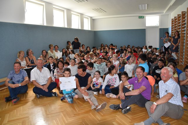 Die Imster Schüler und Schülerinnen jubelten mit Stadtchef Stefan Weirather und den Imster Gemeinderäten.