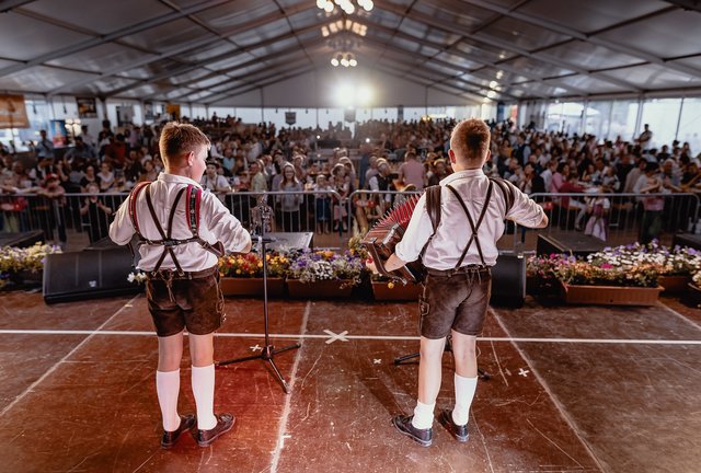 Am Traditionstag spielte auch der "Jungmusikanten Verein Pinzgau" in dem vollen Festzelt.  | Foto: EXPA Pictures/Jürgen Feichter