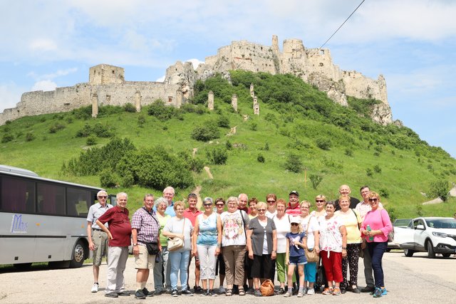 Gruppenbild mit Blick auf die Burg Spišský hrad