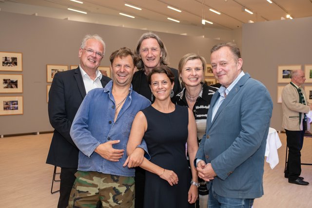 Bürgermeister Reinhard Resch, Schauspieler Philipp Hochmair, Künstler Josef Trattner, Nicole Pröll (Kunstmeile Krems Betriebs GmbH), Julia Flunger-Schulz (GF Kunstmeile Krems Betriebs GmbH), Christian Bauer (künstlerischer Direktor Landesgalerie NÖ)
