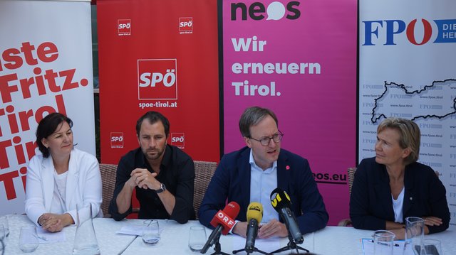 Haselwanter-Schneider der Liste Fritz, Dornauer der SPÖ Tirol, Oberhofer von den Neos und Achhorner aus der FPÖ fordern Aufklärung in Sachen MCI-Neubau. | Foto: NEOS Tirol/Pazurevic