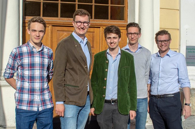 Der neue Vorstand der JVP Straßburg mit Obmann Anton Ruhdorfer (2. von links) und Landesobmann Julian Geier (rechts)