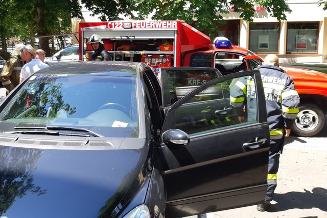 Die Feuerwehr war rasch zur Stelle und konnte ein Kleinkind aus einem versehentlich verschlossenen Fahrzeug retten.