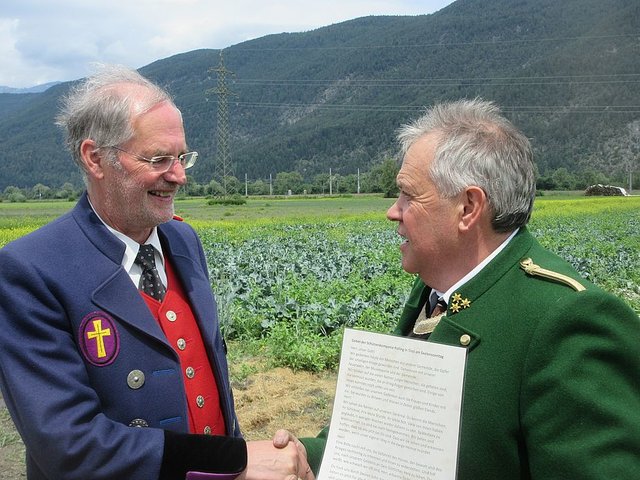 Schützenhauptmann Helmut Bidner (r.) übergab das Schützengebet an Seelsorger Martin Ferner