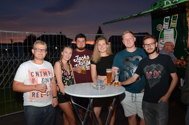 Anna und Antonia mit Markus, Rene, Fabian und Michael.