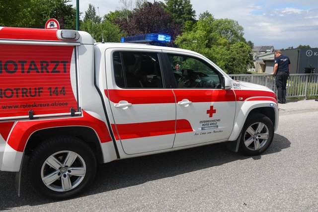 Fieberhafte Suche nach einem mutmaßlichen hilflosen Menschen im Mühlbach.