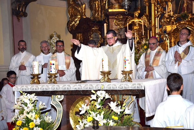 Br. Niklas Müller (Mitte) mit Bischof Wilhelm Krautwaschl und Pater Ignaz Domey (links) bei seinem ersten Gottesdienst.