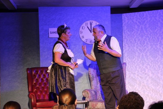 Zimmermädchen Franzi und Hoteldirektor Feigenwinter. | Foto: Thurner