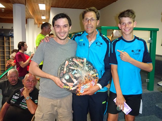 Obmann-Stv. Wolfgang Schipflinger (li.) und Florian Schwaiger (re.) gratulierten Gernot Schwaiger mit einem Riesen-Tischtennisschläger zum 60. Geburtstag.   | Foto: TTV Kirchdorf