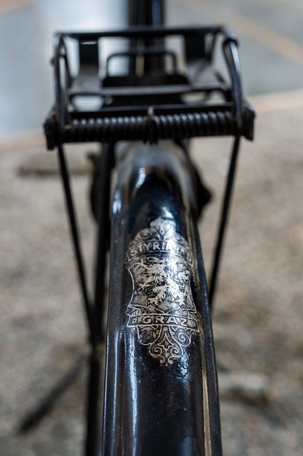 Feinarbeit: Statt Pickel gab es früher Säureätzungen des Logos.  | Foto: Foto Jörgler