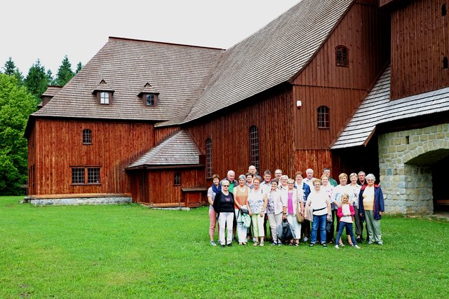  Paludza, Gruppenbild vor der hölzernen evangelischen Artikularkirche bei Svätý Kríž