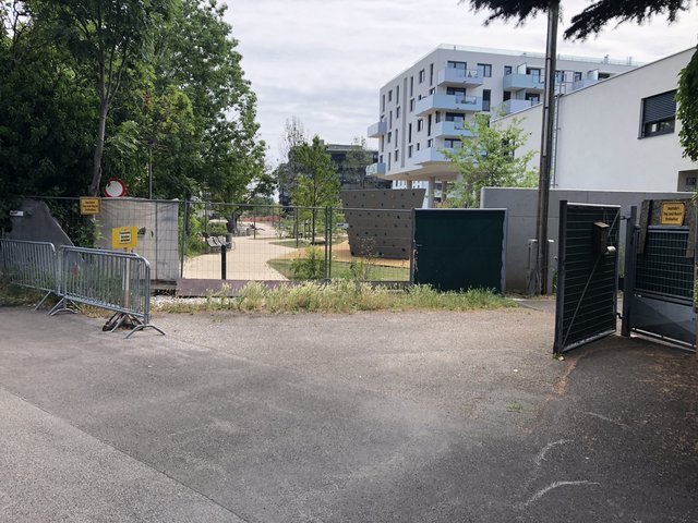 "Durchgang verboten" heißt es bei diesem Grundstück beim Kugelmannplatz. Noch! Vielleicht gibt es bald eine Lösung.