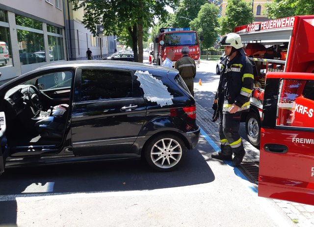 Über eine "eingeschlagene" Seitenscheibe verschafften sich die Einsatzkräfte Zugang.
