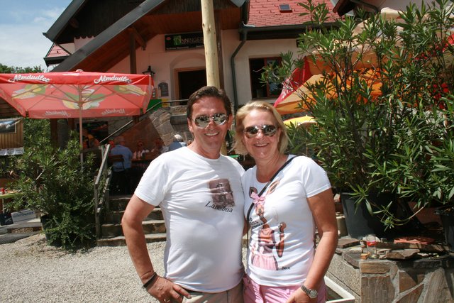 Glücksfee Doris Handler (Raiffeisenbank Mödling) mit Gatten