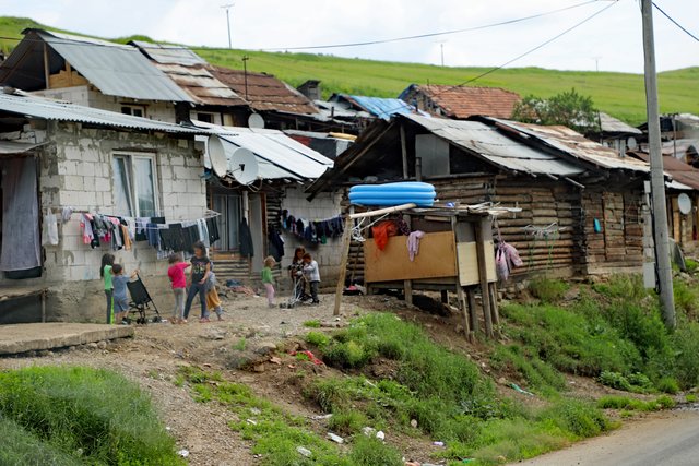 In solchen Verhältnissen müssen im 21. Jahrhundert Familien mit den Kindern ihr Dasein fristen. Eine Schande für Europa.