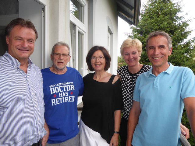 Die Kinderärzte Heinz Kampfer, Christian Wolf, Pekka Muttonen mit Tochter Lena und Frau Christa, Bärbel und Ernst Mayer
