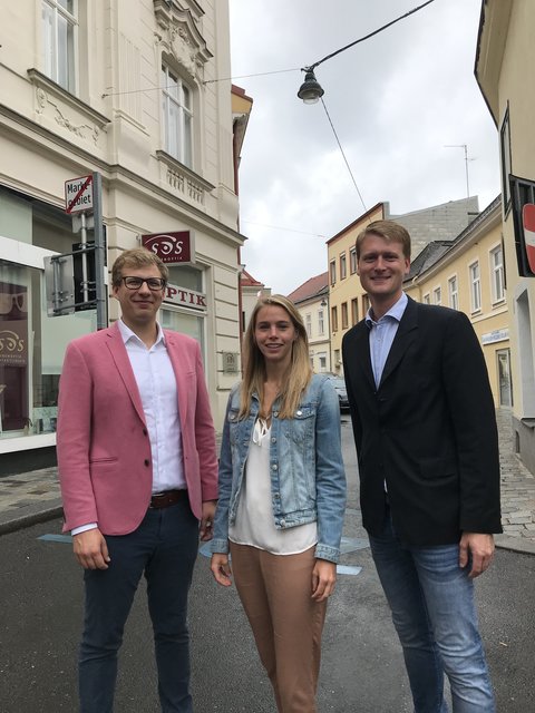 Es kommt Begegnung in die Altgasse: Johannes Bachleitner (Neos), Ramona Wendtner (Grüne) und Matthias Friedrich (SPÖ).