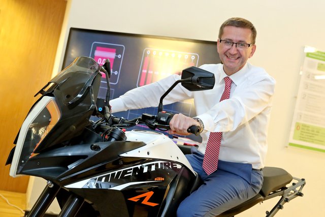 Bei der Expertenkonferenz „Forschung Industrienah“ am FH OÖ Campus Hagenberg befasste sich Wirtschafts- und Forschungs-Landesrat Markus Achleitner gemeinsam mit Experten der FH OÖ mit der Zukunft der Mobilität und der Automobilindustrie. | Foto:  Fotos: Land OÖ / Denise Stinglmayr