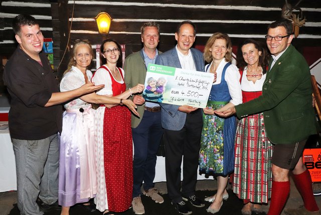 Bei der Spendenübergabe: Joshua Kostecki und Caroline Herberth (Trattlers Einkehr), Oliver Dedic und
Magdalena Breuer-Stinig (Hotel Gut Trattlerhof), Dieter Wallner (Notar SOS Kinderdorf Moosburg), Birgit Forstnig, Elisabeth Moser, Hotelier und Gastgeber Jakob Forstnig jun.