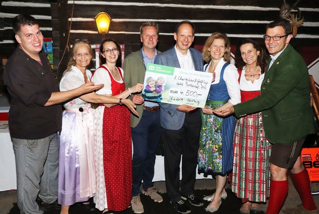 Bei der Spendenübergabe: Joshua Kostecki und Caroline Herberth (Trattlers Einkehr), Oliver Dedic und  Magdalena Breuer-Stinig (Hotel Gut Trattlerhof), Dieter Wallner (Notar SOS Kinderdorf Moosburg), Birgit Forstnig, Elisabeth Moser, Hotelier und Gastgeber Jakob Forstnig jun. 
 | Foto: Trattlerhof