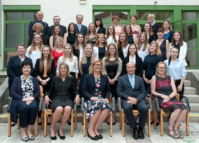 Die erfolgreichen Absolventinnen der Höheren Lehranstalt für wirtschaftliche Berufe Weyer mit ihren Professorinnen und Professoren
