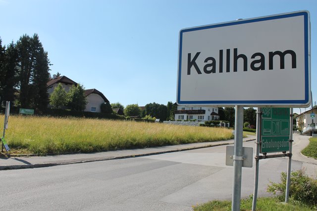 Aus bislang unbekannter Ursache kam der Motorradfahrer in der Ortschaft Stockham, Gemeindegebiet von Kallham, auf der regennassen Fahrbahn in einer leichten Linkskurve ins Schleudern.