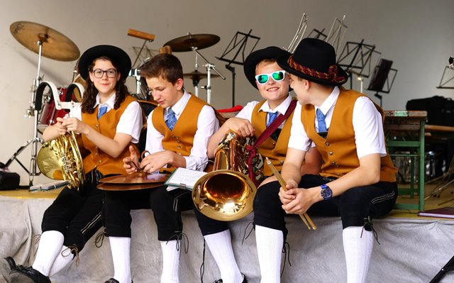 Die Jugend der Musikkapelle Mauer ist bestens gelaunt und hat sichtlich Spaß, beim gemeindefreien Tag dabei zu sein. | Foto: Musikkapelle Mauer