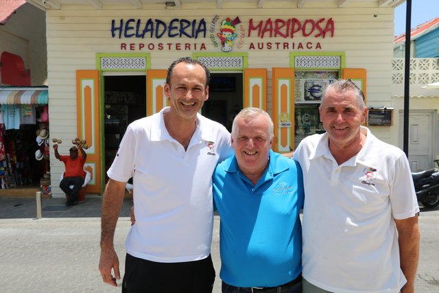 Thomas Ruf, Richard Fassl und Seppi Haudej vor der Konditorei „Mariposa“
