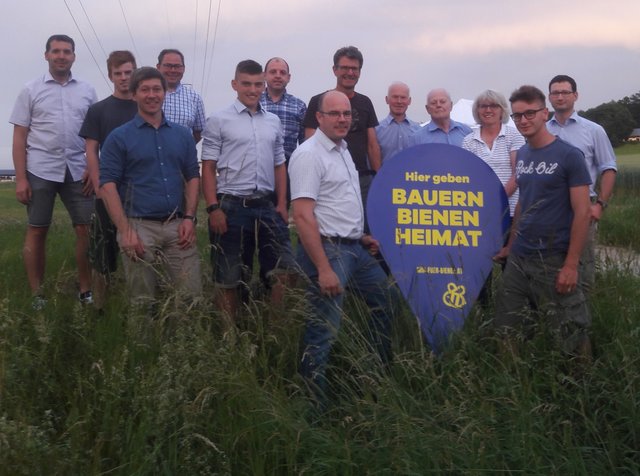 Bauern geben Bienen eine Heimat: Die Bauernbund-Ortsgruppe aus Weinzierl unterstützt die Bienen in unserer Region.