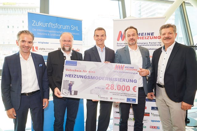 Martin Hagleitner (stv. Obmann des Zukunftsforum SHL und Vorstand Austria Email AG), Andreas Zottler (Sales & Marketing Director Austria Vogel & Noot), Manfred Ceplecha (Geschäftsführer NOVELAN), Hans-Jörg Dullinger (Schriftführer des Zukunftsforum SHL und Vertriebsleiter Grundfos) und Andreas Rotter (Obmann des Zukunftsforum SHL und Innungsmeister der Salzburger Landesinnung Sanitär-, Heizungs- und Lüftungstechnik) präsentieren gemeinsam den Gewinnscheck über eine Heizungsmodernisierung im Wert von €28.000, gesponsert von NOVELAN, Vogel & Noot, Grundfos und dem Zukunftsforum SHL. (v.l.n.r.)