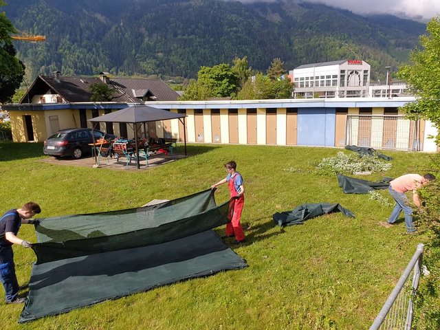 Das Sportareal beim alten Hallenbad öffnet ab 28. Juni wieder seine Pforten. Jugendliche und Mitglieder der JVP halfen, es aus dem Winterschlaf zu holen | Foto: Raunegger