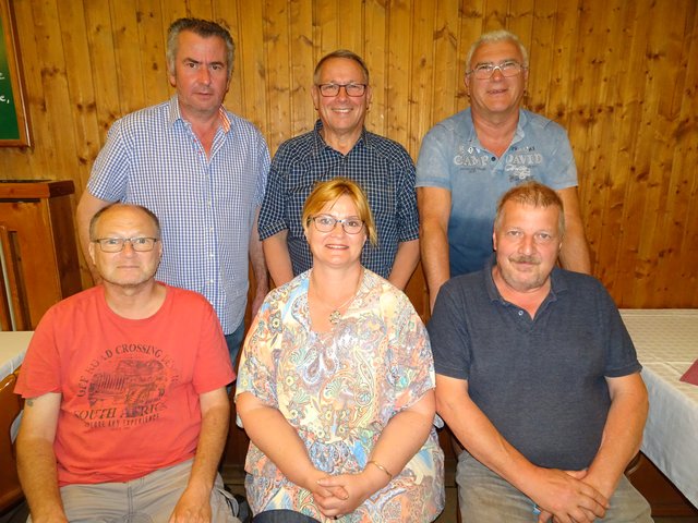 Reinhard Spieß (stehend Mitte) und seine Mitträumer für ein besseres Leben in Liesing.
