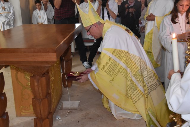 Vier Reliquien wurden vor dem neu geweihten Altar im Boden versenkt.