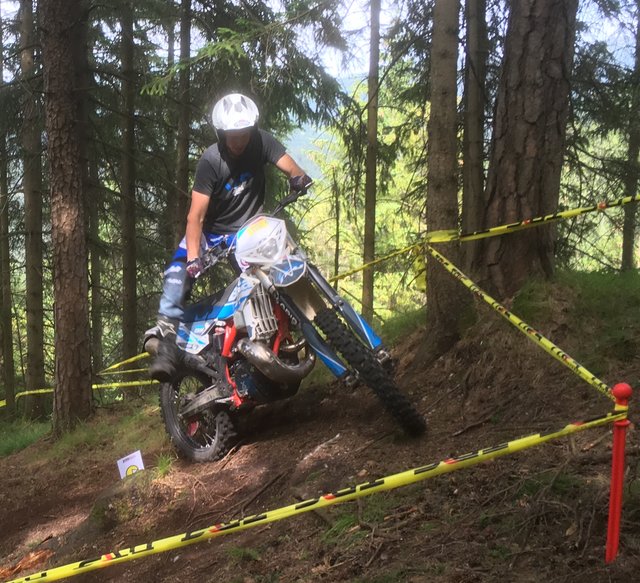 Lokalmatador Philipp Bertl mit seiner Hardenduro in der Trialsektion.