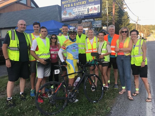 Markus Brandl mit seinem elfköpfigen Team. Der Mitterberger radelte in elf Tagen auf den 31. Platz beim "Race across America".