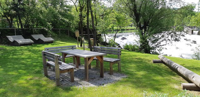 Erholung in der Marktgemeinde Wang: Bei der Wehr an der Kleinen Erlauf wurde ein Rastplatz zum Verweilen errichtet.