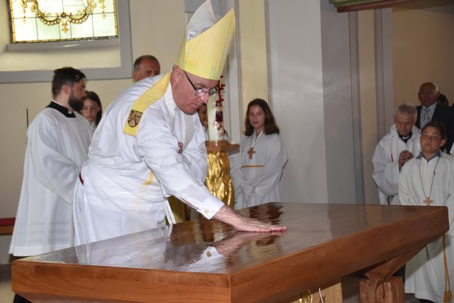 Vor seiner Weihe wurde der Altar mit Chrisamöl bestrichen.
