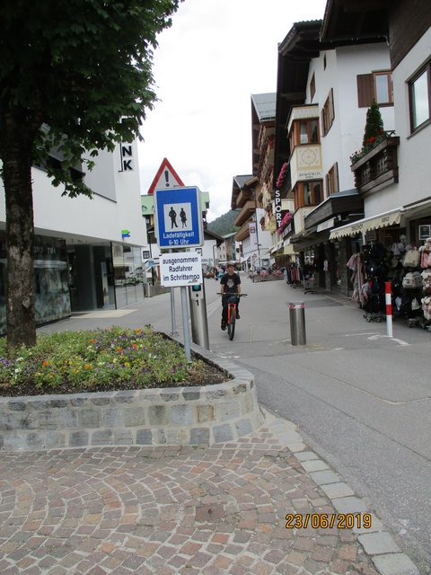 "Ausgenommen Radfahrer im Schrittempo" - freihändig?