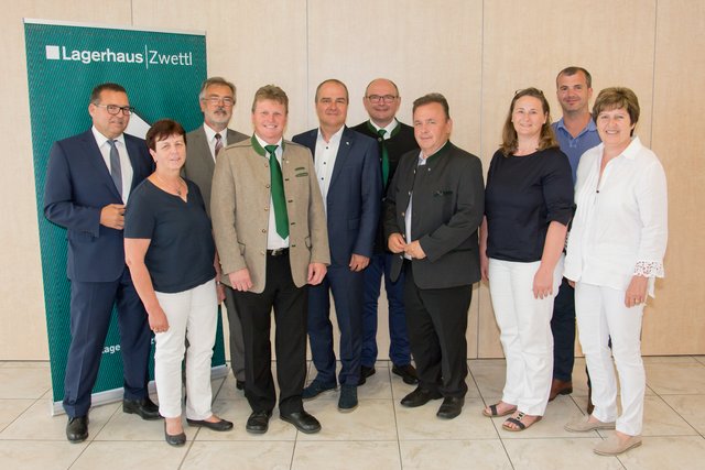 Johannes Eckharter MA (Raiffeisenbank Region Waldviertel Mitte), Bezirksbäuerin Elisabeth Steininger, Mag. Hermann Kalenda (Reiffeisenlandesbank NÖ/W), Obmann Erich Fuchs (Lagerhaus), Mag. Klaus Goldmann (RWA Marketing), GF Dir. Ing. Hans Bayr (Lagerhaus), AR-Vorsitzender LAbg. Franz Mold, Dir. DI Michaela Bauer (LFS Edelhof), Obmann Dietmar Hipp (BBK), LKR ÖR Renate Schrenk