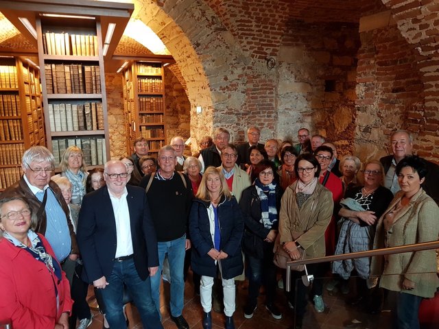 Karl Schwabe, Vizepräsident des Lionsclubs Lavanttal, und Karl Schreitter führten die Gäste durch die Ausstellung im Stift St. Paul | Foto: KK