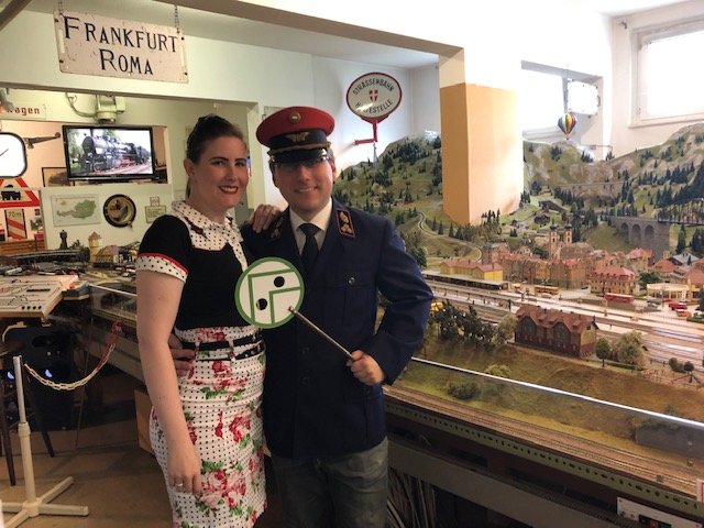 "Fahrdienstleiter" Erich Kast mit Modellbauclub-Mitglied Sandra, die hier regelmässig ihre Züge auf die Strecke schickt.