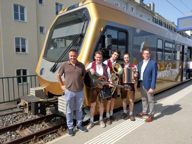 Mit der Mariazellerbahn in den Naturpark Ötscher-Tormäuer: Geschäftsführer Mostviertel Tourismus Andreas Purt, Werner Artmüller (Gitarre), David Feßl (Bariton) und Markus Heigl (Quetschn) von den Ötscherland-Buam und Mariazellerbahn-Dienststellenleiter  Anton Hackner präsentierten die Kooperation. | Foto: NÖVOG/Abl