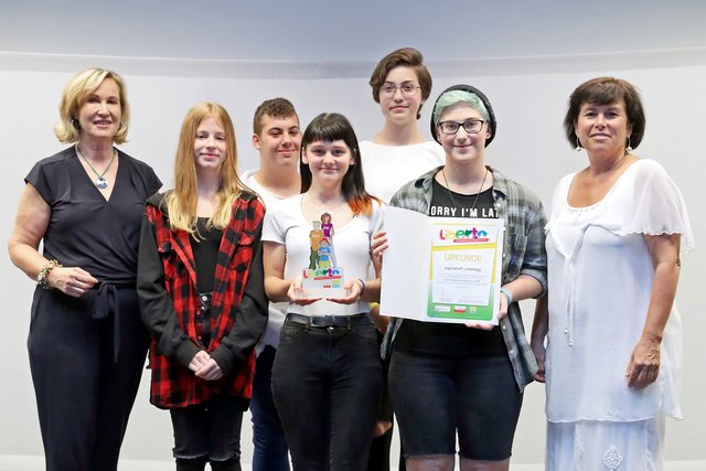 Landesrätin Birgit Gerstorfer und Kinder- und Jugendanwältin Christine Winkler-Kirchberger mit Preisträgern des Jugendtreff Lichtenegg. | Foto:  Land OÖ/Stinglmayr