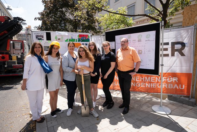Direktorin Marion Serdaroglu-Ramsmeier, Schulsprecherin Ceyda, Kathrin Gaál, Adriana, Leonie, Hana und Gerhard Zatlokal (v.l.).