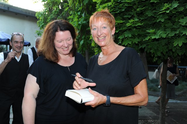 Gab noch Autogramme: Autorin Eva Rossmann | Foto: Foto Ullrich
