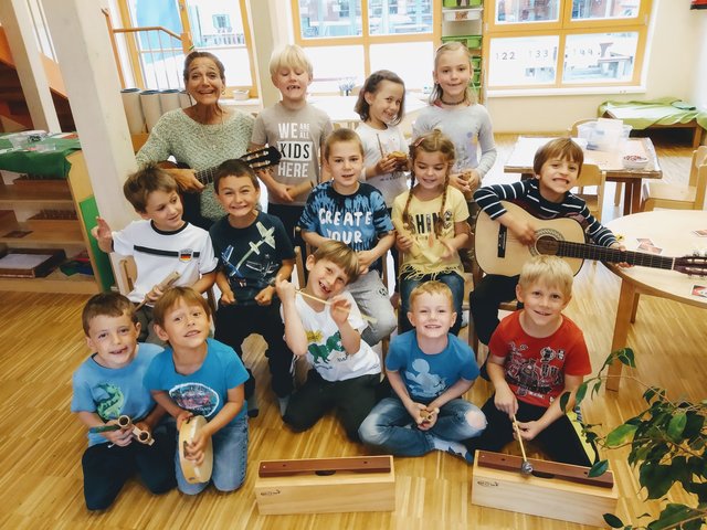 Mit dem eigens komponierten Lied "Wir sind die Kinder vom Straßenglerberg" werden 25 Jahre Kinderhaus gefeiert.