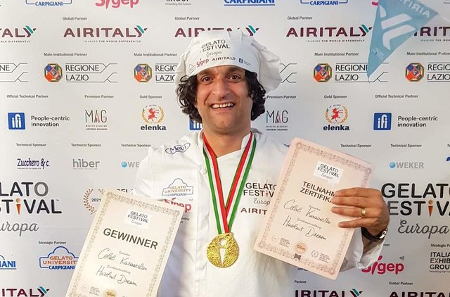 Der strahlende Sieger mit seiner Goldmedaille 2019 | Foto: Gelato Festival