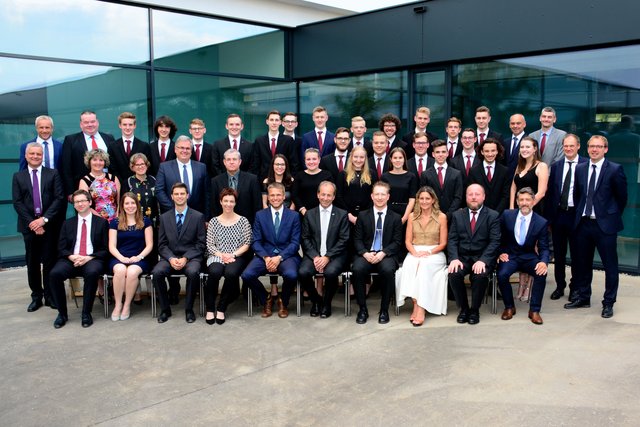 Abschlussklasse 2019 5AHKT
1. Reihe (v. li.): Manuel Hell, MSc, Mag.a Lisa Gschwendtner, Mag. Erhard Maier, Mag.a Sigrid Höller, DI Richard Humer, HR Dir. DI Josef Karl, Mag. Martin Wastlbauer, Mag.a Christiane Winkler, Ing. Stefan Schrattenecker, BEd, Roland Scheucher, BEd
2. Reihe (v. li.): DI Roland Sageder, Mag.a Doris Karl, Mag.a Margit Wimmer, Mag. Gerold Novak, DI Dr. Hans Olof Reisl, Magdalena Mittlböck, Lara Manhartsgruber, Christina Wallner (GE), Marla Unter (GE), Thomas Kaindlsdorfer (AE), David Reiter (GE), Isabella Huber, DI Franz Gast, DI Markus Haslinger
3. Reihe (v. li.): Philipp Petershofer, Dominik Salzger, Lukas Huber, Stefan Weich
4. Reihe (v. li.): DI Richard Lechner, DI Klemens Treml, Dominik Hager (AE), René Huber, Niklas Schreiner, Florian Schatzberger, Julian Gahleitner, Marcus Dornetshumer, Jaris Steinmann, Tobias Schredl, Jakob Reitinger, Thomas Kleemayr, Julian Schrank, Tobias Feichtlbauer, Ing. Hermann Weinhäupl, BEd, Werner Kumpfmüller, BEd, MSc
Nicht am Bild: Stephan Haider (GE)