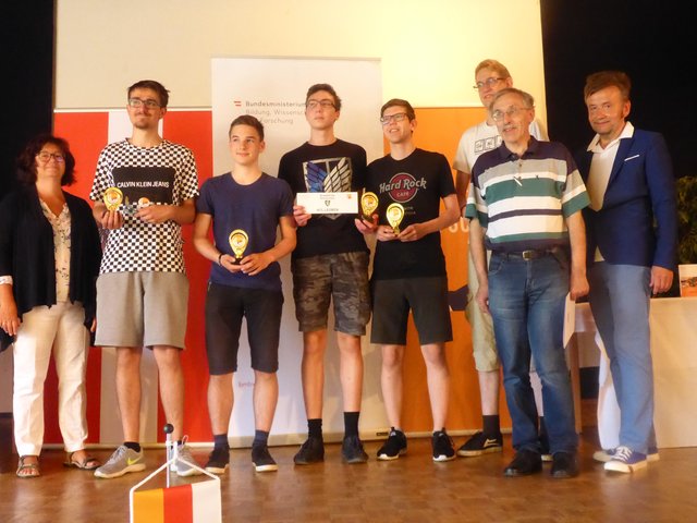 Strahlende Sieger: Schüler der HTL Leoben holten Bronze im Bundesfinale der Schülerliga Schach 2019 in Velden.  | Foto: KK